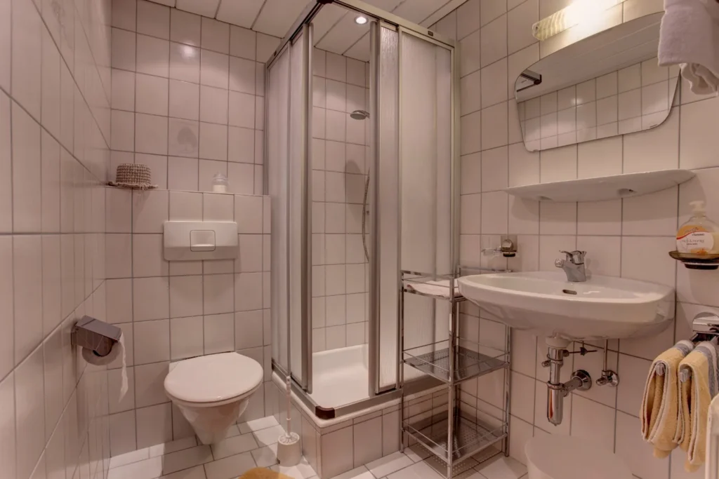 Badezimmer mit Dusche und Waschbecken