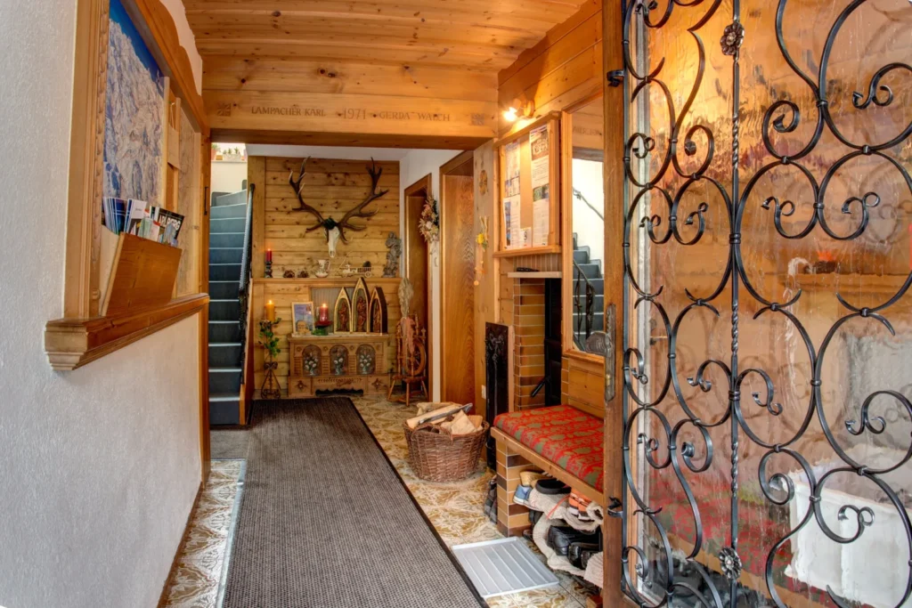 Eingangsbereich mit Holz und schmiedeeisernen Details