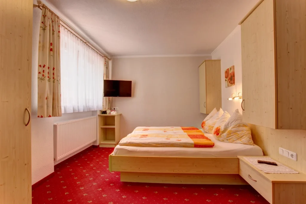 Helles Doppelzimmer mit Holzmöbeln