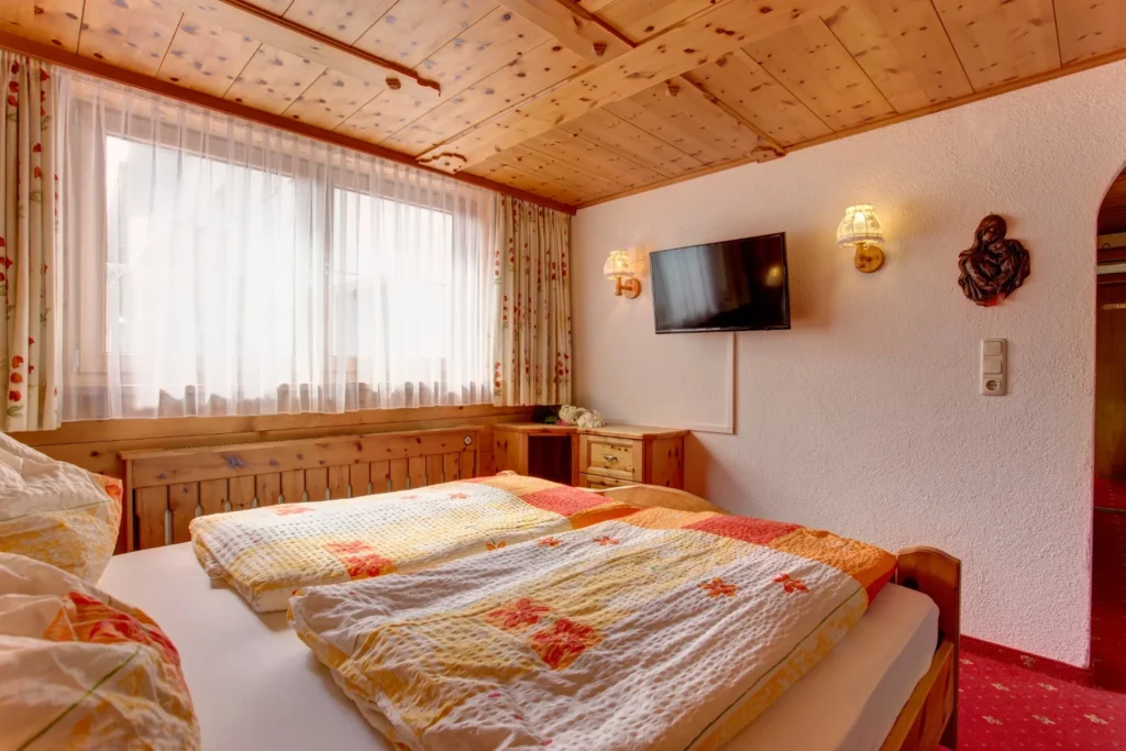 Doppelzimmer mit Holzdecke und Sitzbereich