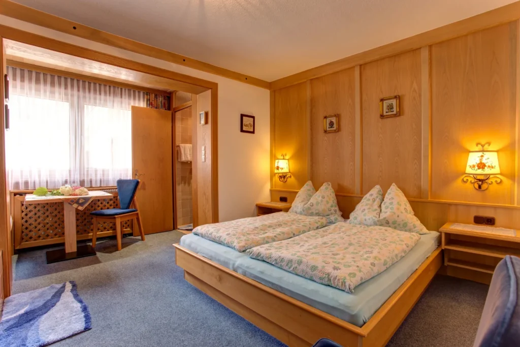 Doppelzimmer mit gemütlicher Sitzecke