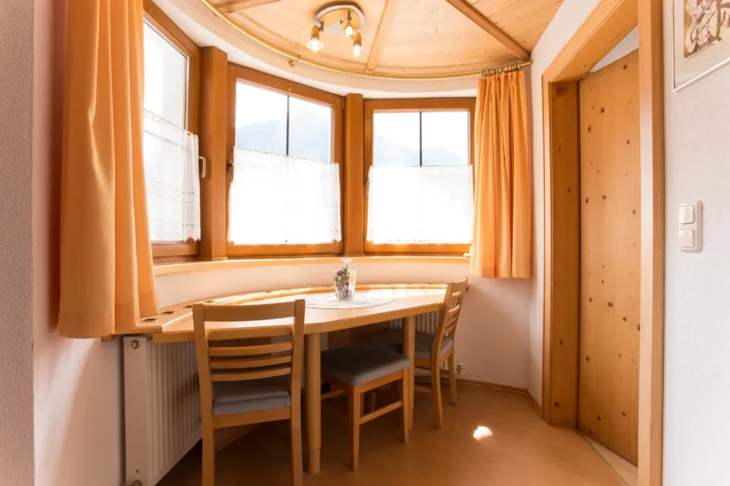Essplatz mit Fenstern im Lampacher Apartment