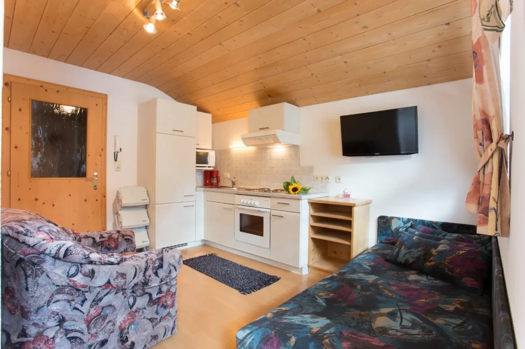 Wohnbereich und Küche im Lampacher Apartment