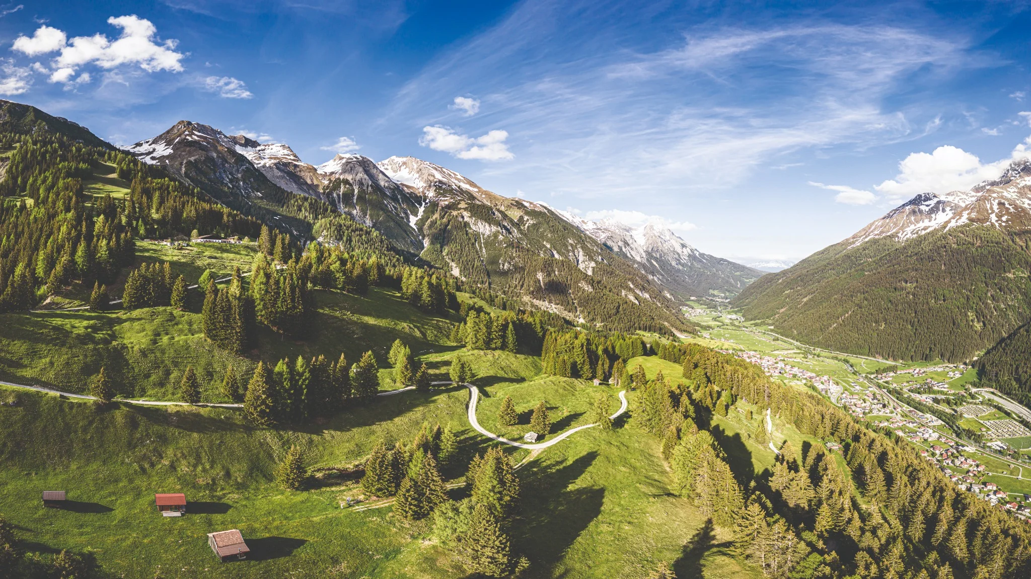 Sommerpanorama bei der Nessleralm mit Blick ins Tal