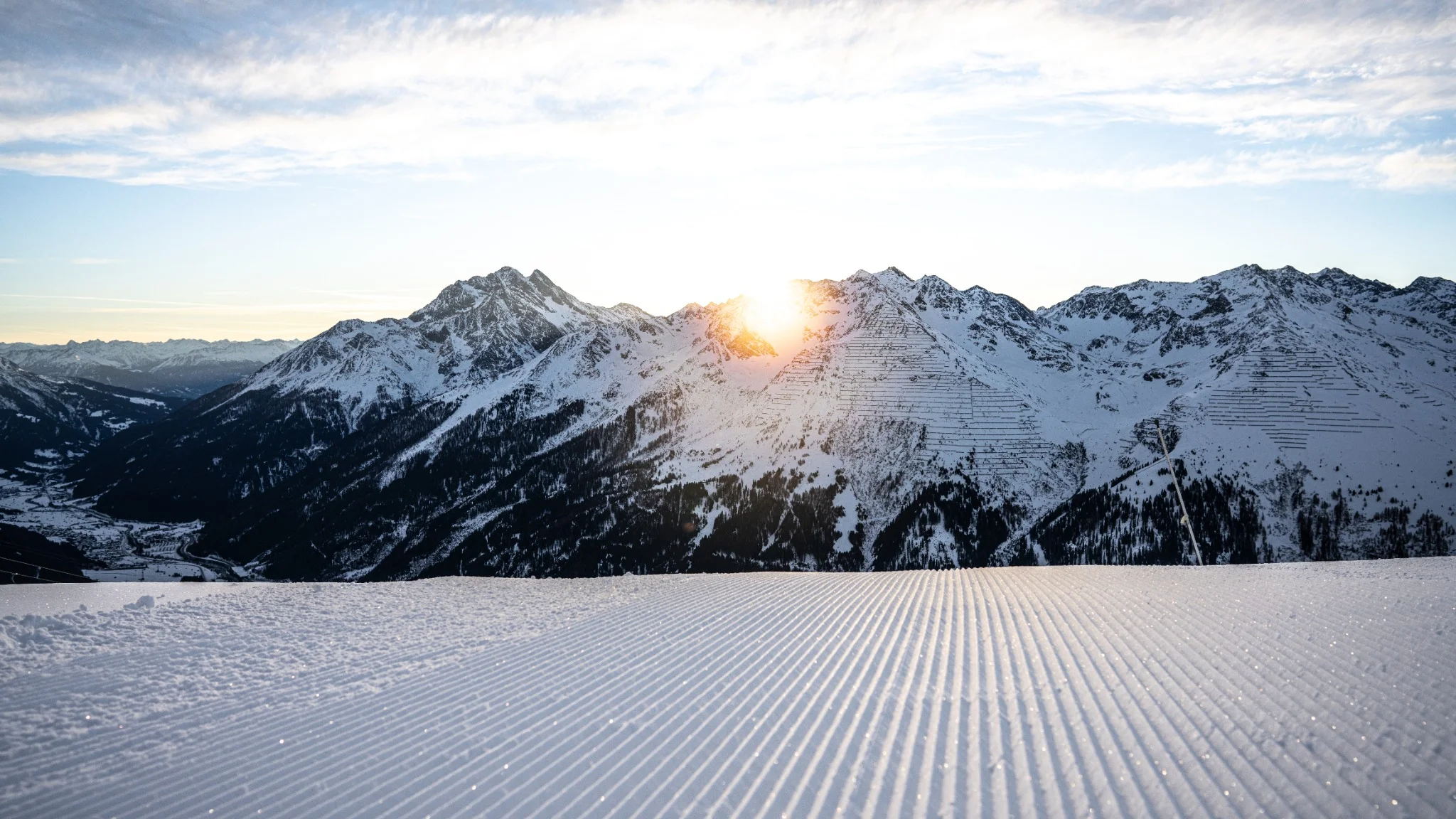 Sonnenaufgang über verschneiten Bergen am Arlberg