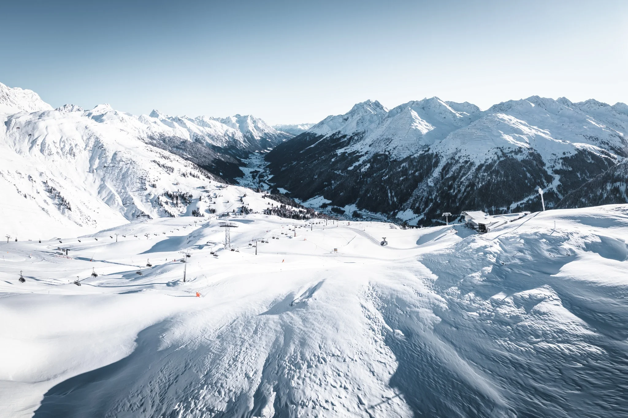 Bergpanorama über den Galzig bis ins Tal